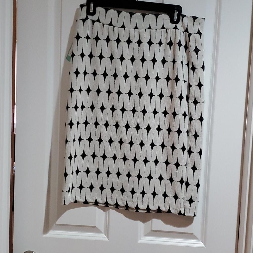 Womens navy and off white skirt.